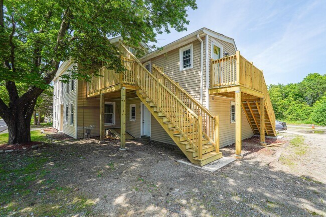 Building Photo - 62 Willow Rd