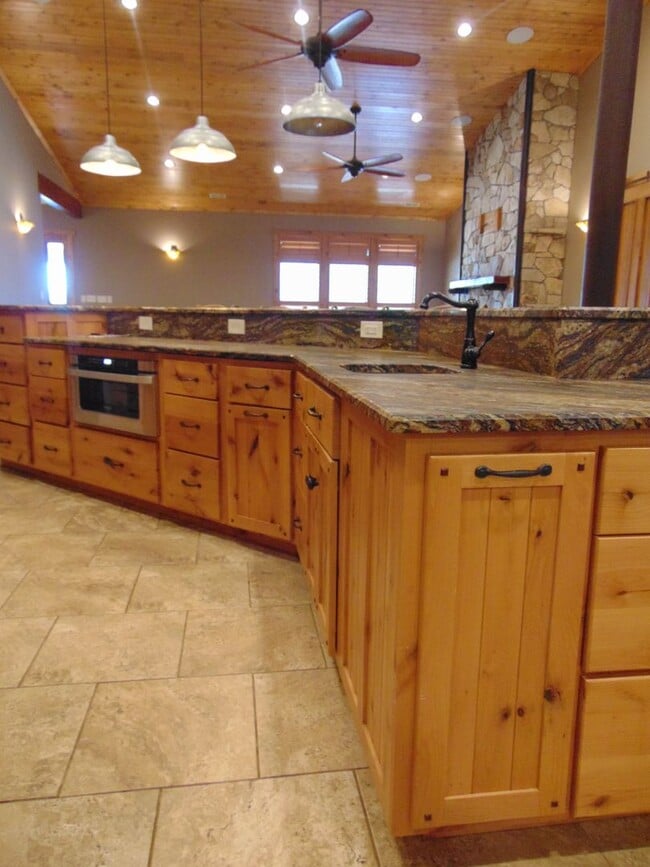 Building Photo - Majestic 3 Bed Mid MO Ranch!