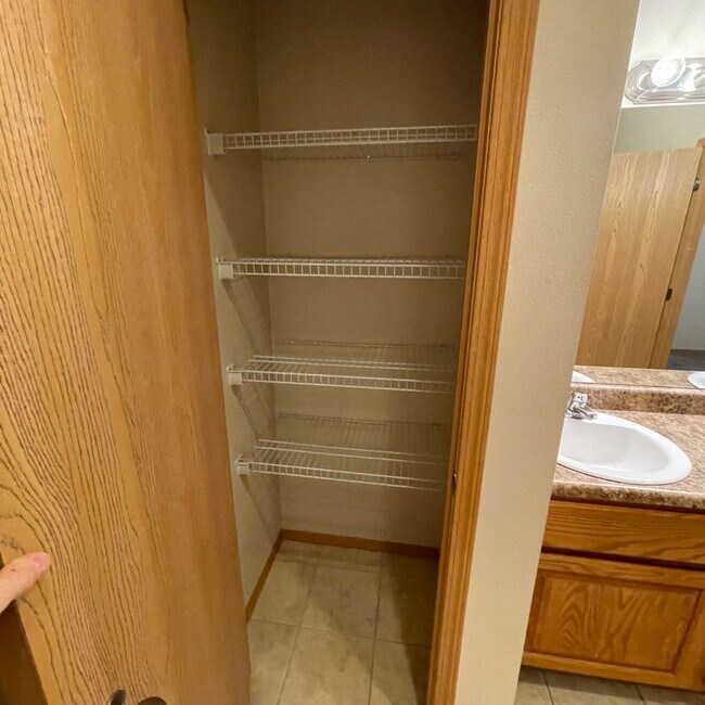 Building Photo - Beautiful 4 bedroom 3 full bathroom Townhome available Now!