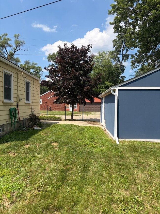 Building Photo - 3 bedroom, 2 bathroom bungalow with basement and 2 car garage on oversized lot