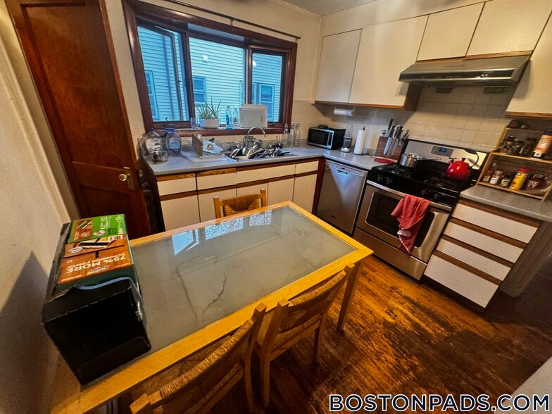 Building Photo - 121 Murdock St