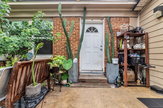 Building Photo - 3925 Woodleigh St