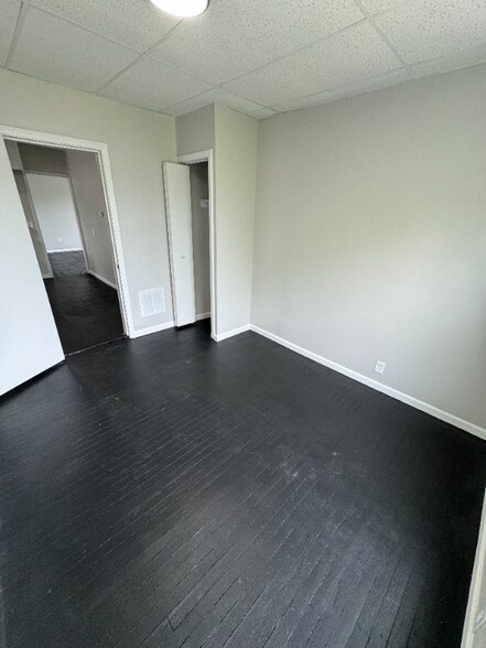 Building Photo - 3860 E 72nd St