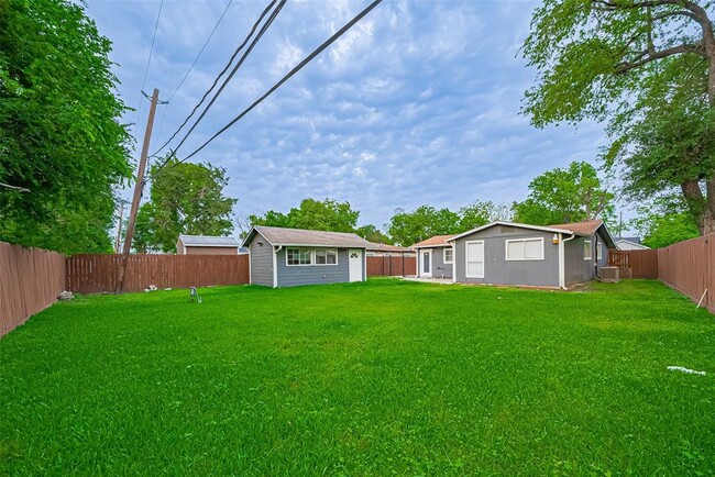 Building Photo - 2226 Rainbow Dr