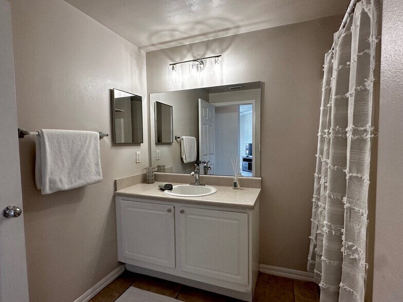 Building Photo - 5551 Bentgrass Dr
