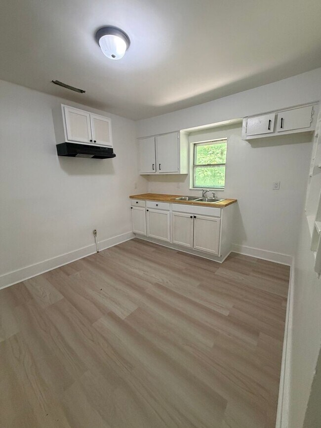 Building Photo - 3482 Lamphier Ave