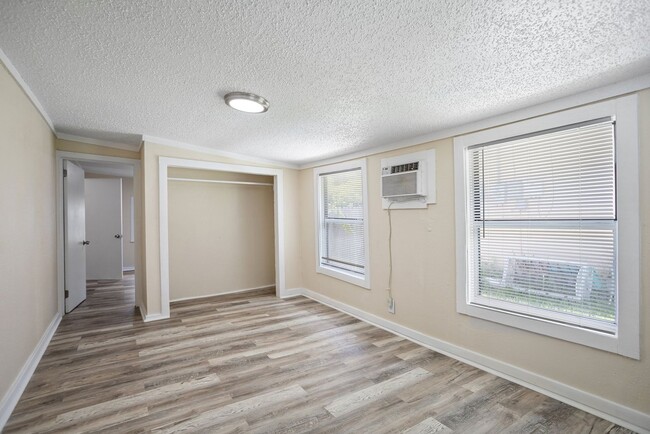 Building Photo - Won't Last! Apply NOW!  App fee REDUCED $25 ASAP $1995 3br/1bath CUTE House w/ HUGE YARD *** Newl...