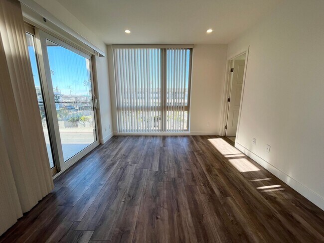 Building Photo - AVAILABLE NOW! 3BD + BONUS ROOM/4BA - LUXURY BEACH CONDO! 1 BLOCK TO THE BEACH!!- $6,995/mo