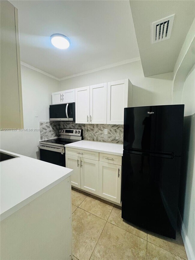 Building Photo - 2816 Pine Tree Dr