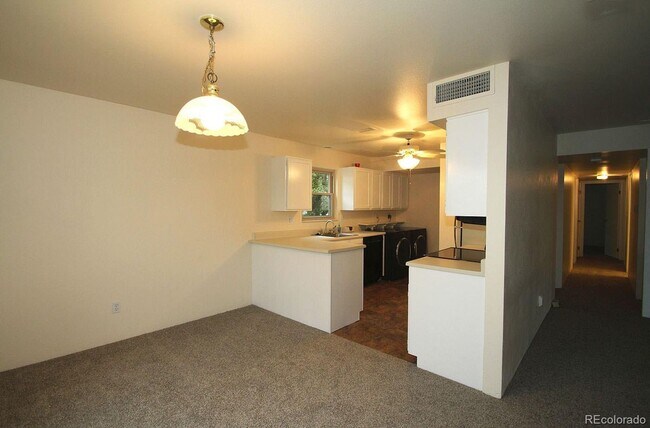 Building Photo - 3 bed 2 bath Condo in Centennial!