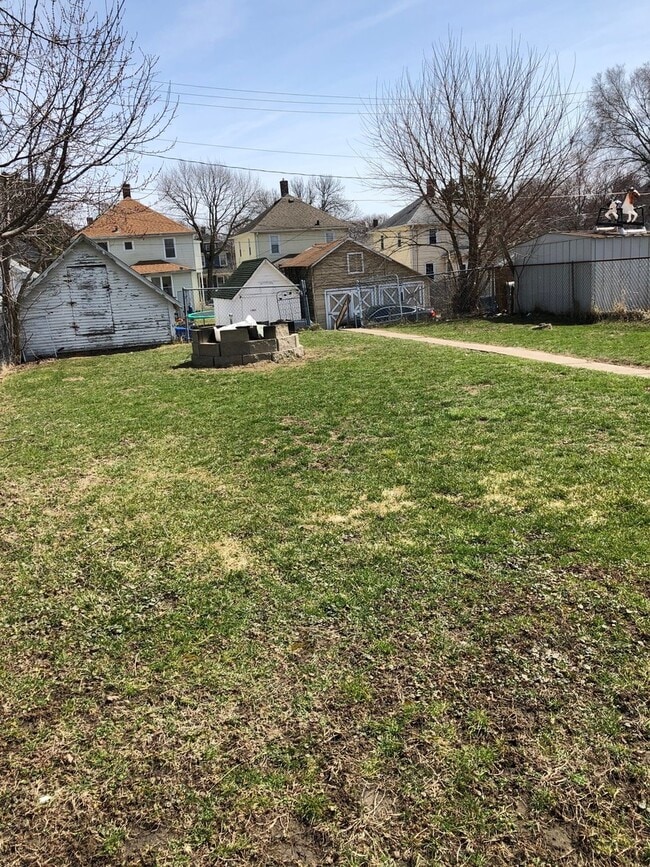 Building Photo - 3 bedroom/2 bath home