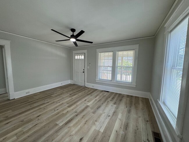 Building Photo - 3bed/1bath House $1395!