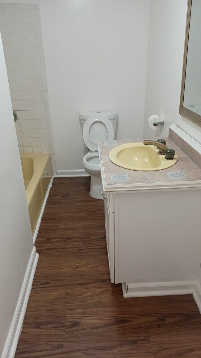 Building Photo - 82 Glen Eagle Dr