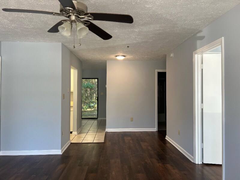 Building Photo - 1240 Shalom Dr