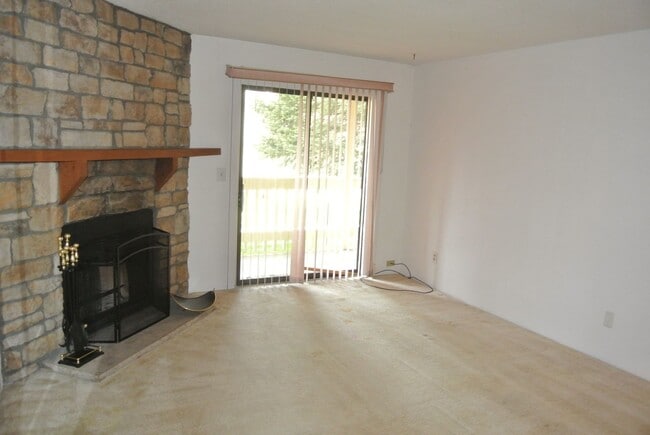 Building Photo - 1 Bedroom 1 Bath in Woodside Village