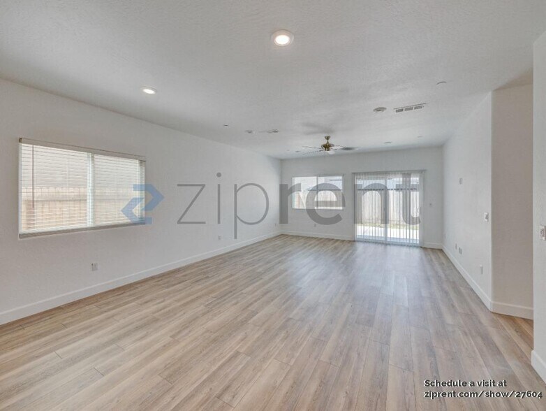Building Photo - Unit