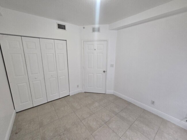 Building Photo - 3 Bedroom Townhome in West Palm Beach