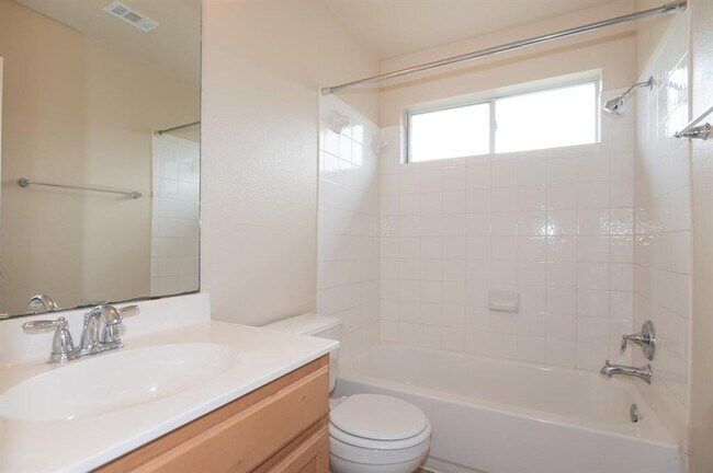 Building Photo - 516 Sweet Leaf Ln