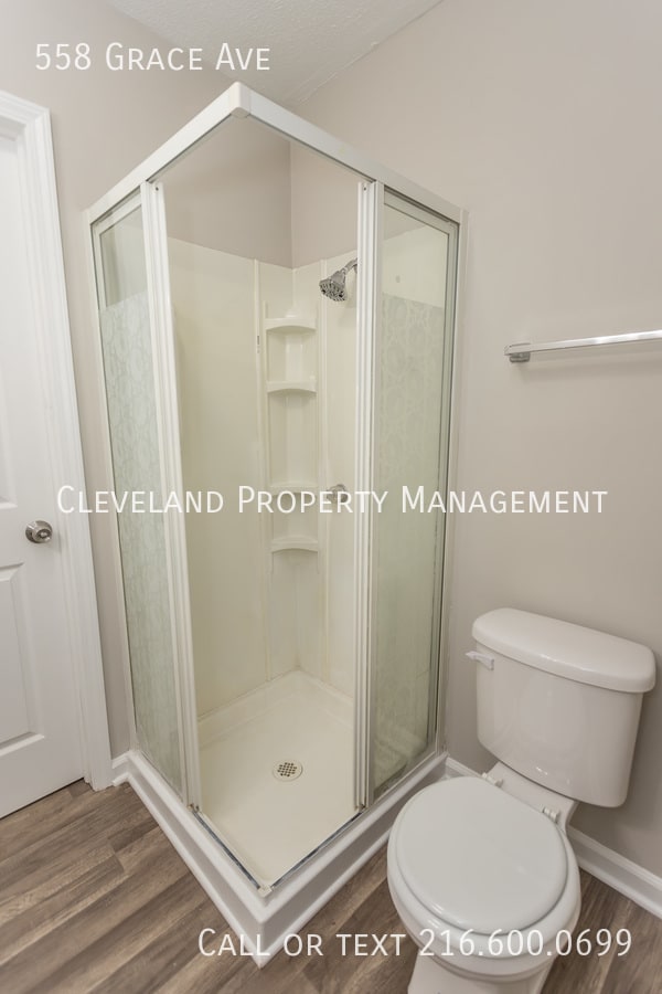 Building Photo - 558 Grace Ave