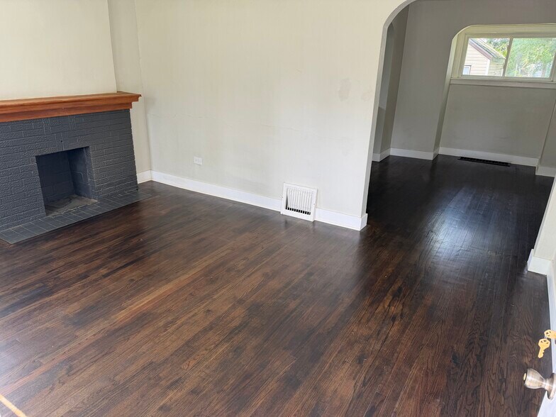 Building Photo - 2419 W Ayres Ave