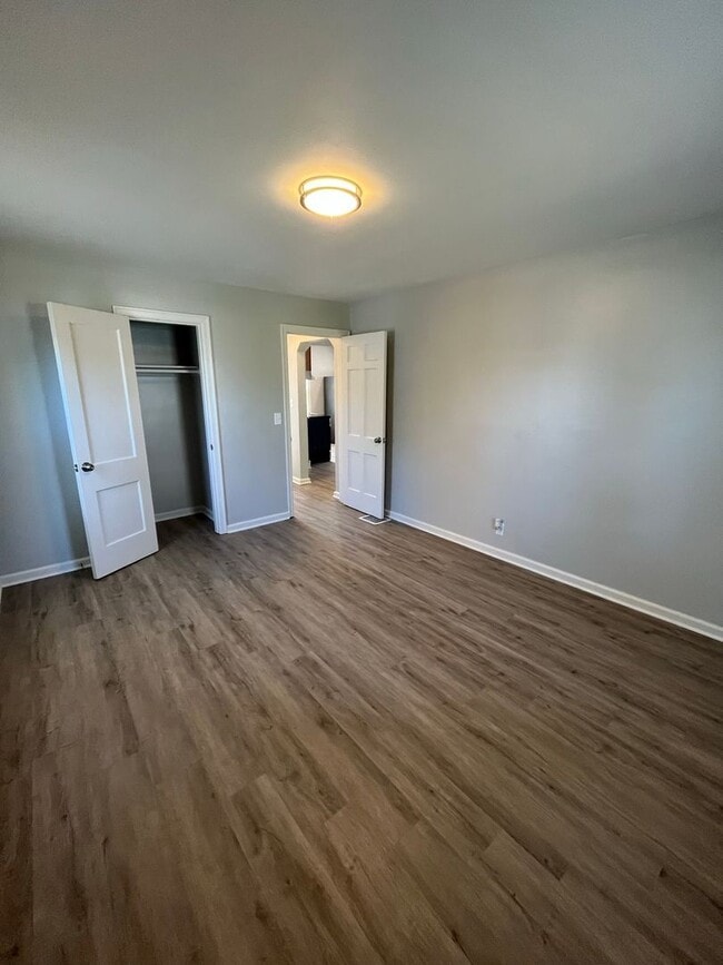 Building Photo - 3 Bedroom, 2 Bathroom Home With Garage Available for Pre-Lease!