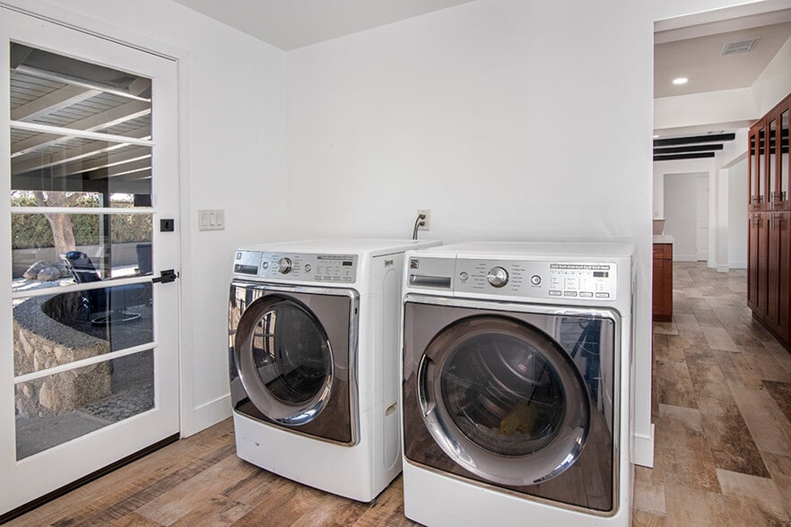 Laundry Room - 562 W 18th St