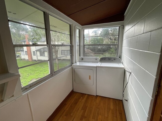 Building Photo - Great 2nd Floor 2 Bedroom, 1 Bath In Duckpond