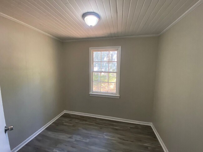 Building Photo - ***AVAILABLE NOW***2 or 3 Bedroom / 1 Bath...