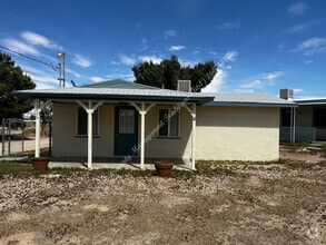 Building Photo - Adorable 2 + 1 in Rosamond
