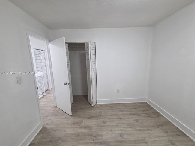 Building Photo - 550 SW 115th Ave