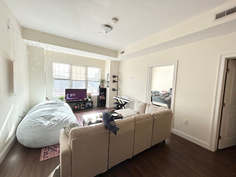 Building Photo - 81 Amory St