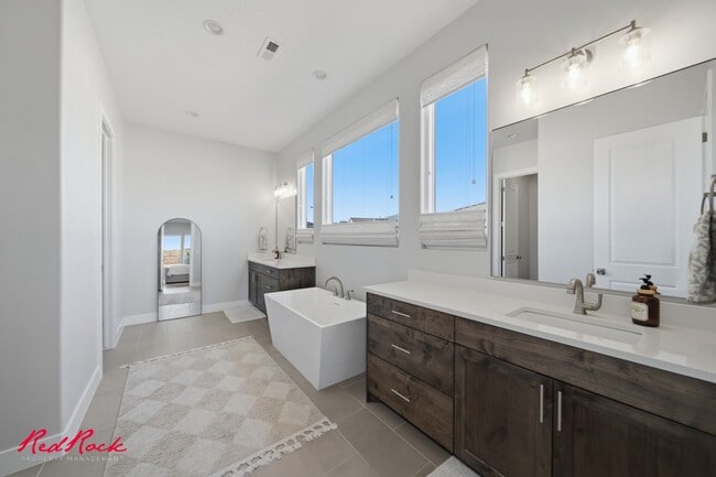 Building Photo - 4 Bedroom Home with Gorgeous Views