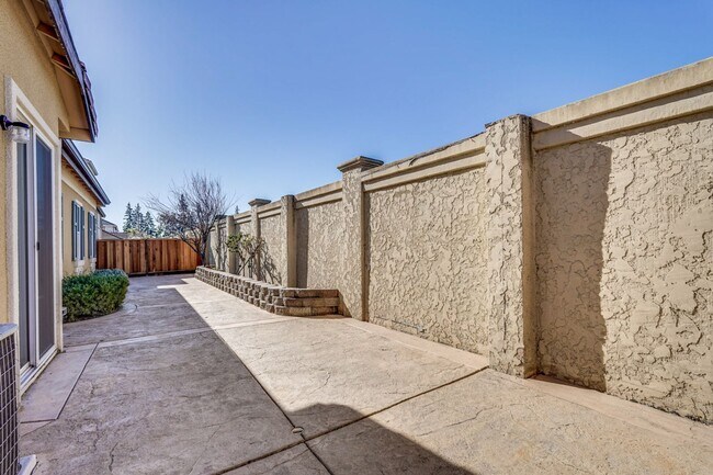 Building Photo - Spacious 3 Bedroom, 2 Bathroom Home with D...