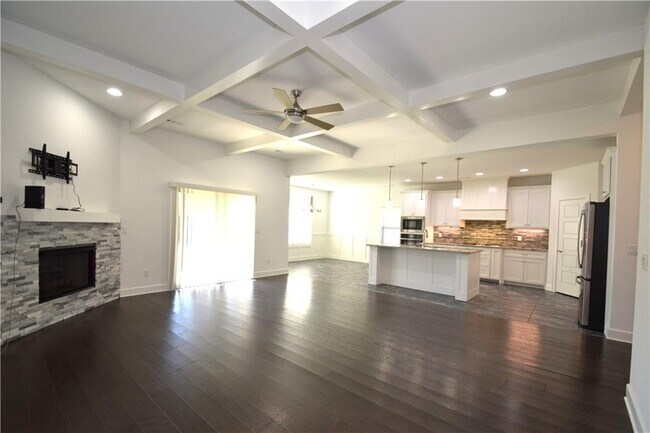 Building Photo - 4303 SW Bermuda Ave