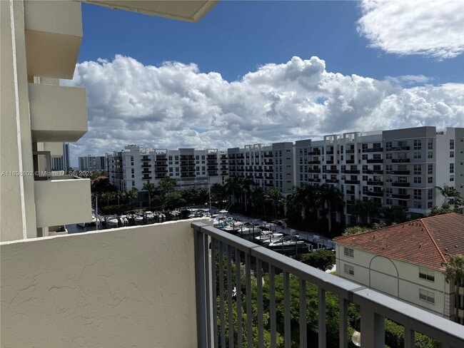 Building Photo - 3200 Port Royale Dr N