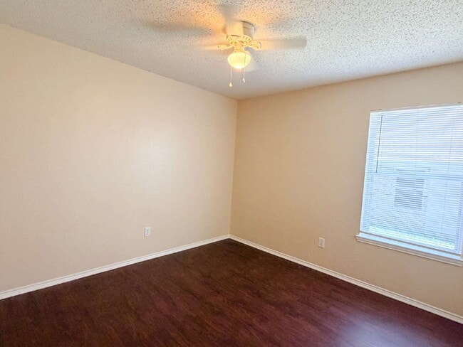 Building Photo - 3 Bed, 2 Bath Home in Burleson, TX