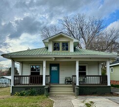 Building Photo - 2017 Lee High Dr NE