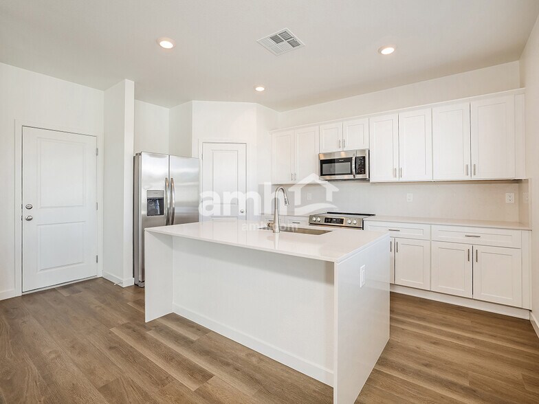 Building Photo - 2411 Dolly Ave