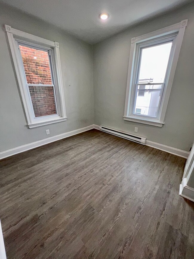 Building Photo - Gorgeous 3-Bedroom Townhouse in West Phila...