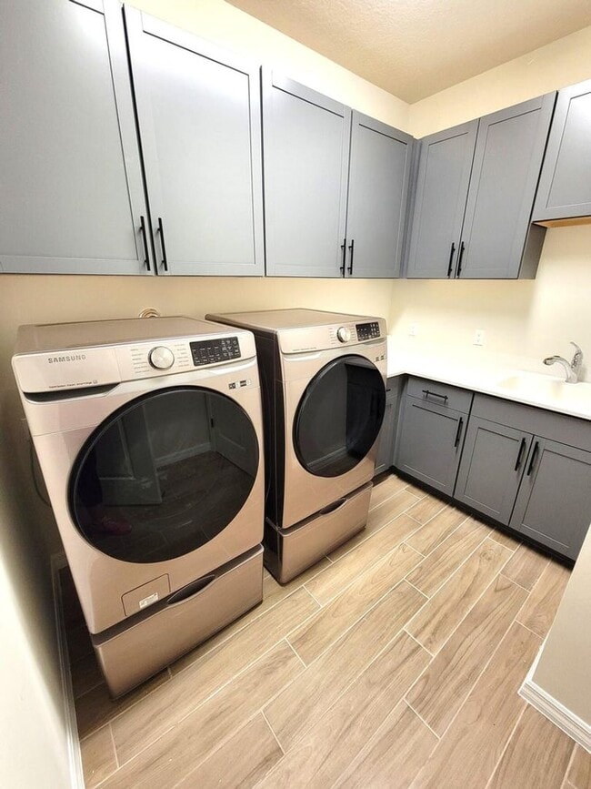 Building Photo - 8295 Vaulting Dr