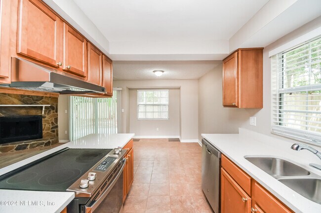 Building Photo - 3885 Mandarin Woods Dr N
