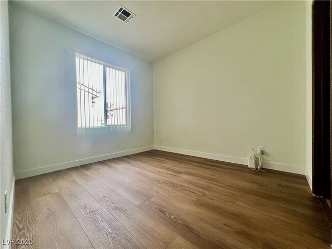 Building Photo - 1324 Sun Village Ave