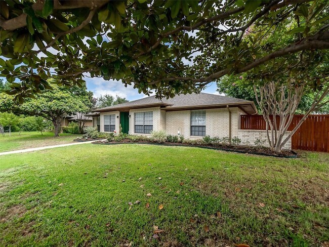 Building Photo - 709 Thoreau Ln