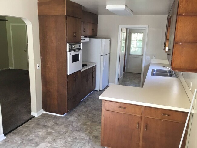 Building Photo - 5 Bedroom House in Southeast Eugene