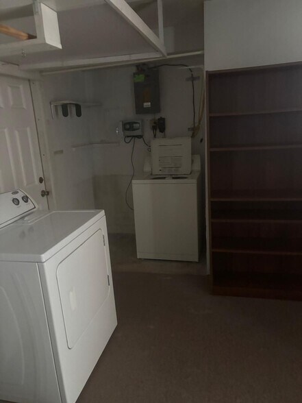 Building Photo - 4853 Manor Dr