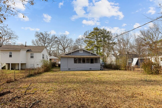 Building Photo - Newly Renovated 4 Bedroom 2 Bath Home with...