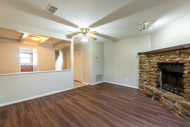 Building Photo - Maumelle Townhouse