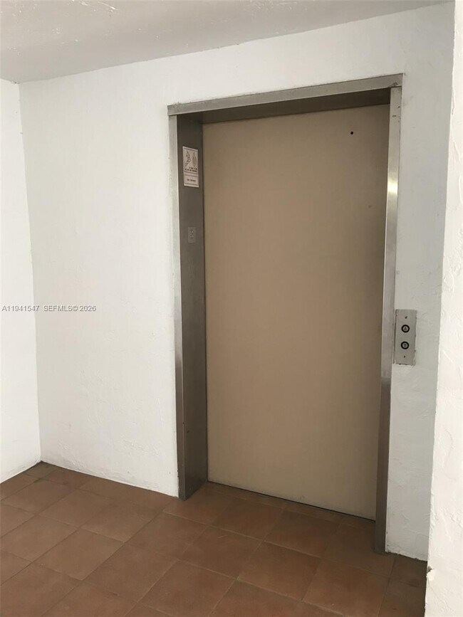 Building Photo - 731 N Pine Island Rd