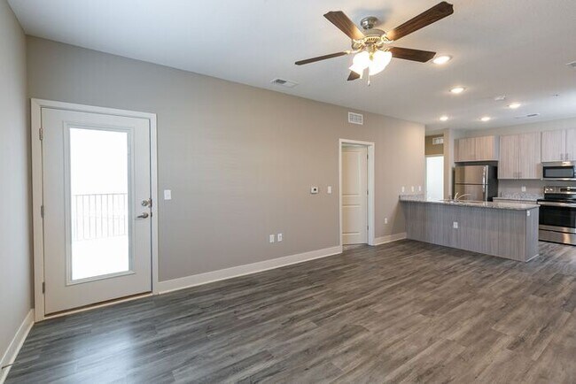Building Photo - 2 Bedroom Luxury Apartment in the Northland of KCMO