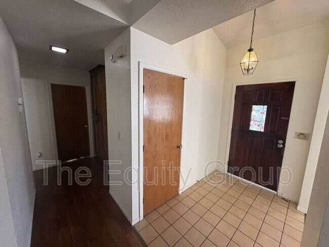 Building Photo - 5936 W Oak Ave